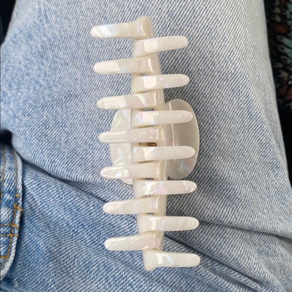 ALO Yoga 90s Claw Clip Pearl White Hair Accessory Gym - Picture 8 of 8